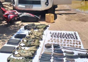 Guardia Nacional asegura vehículo con armas largas, cargadores, cartuchos, chalecos tácticos y ponchallantas en Navolato