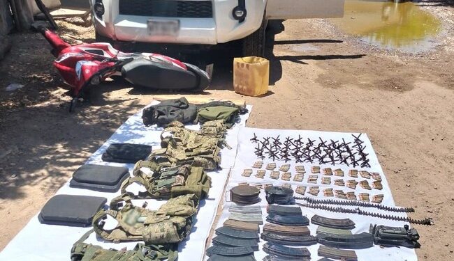 Guardia Nacional asegura vehículo con armas largas, cargadores, cartuchos, chalecos tácticos y ponchallantas en Navolato