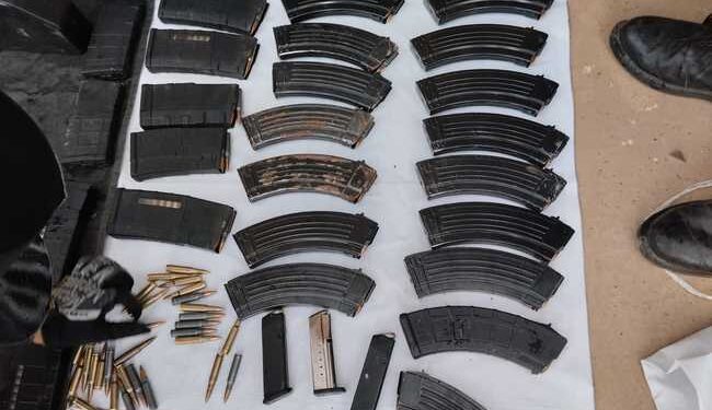 Delincuentes chocan y dejan una camioneta abandonada con un arsenal en Sonora