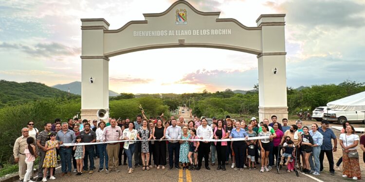 ¡Compromiso cumplido! Alcalde de Badiraguato inaugura el arco de bienvenida de la comunidad Del Llano de los Rochín