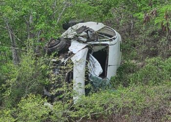 Chófer de auto de plataforma digital cae a un barranco y sufre graves lesiones