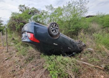 Vuelca mujer en su automóvil en Santa Fé y resulta ilesa