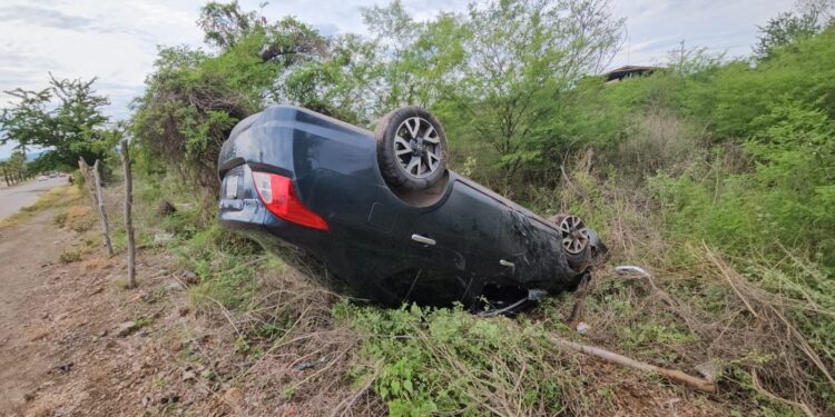 Vuelca mujer en su automóvil en Santa Fé y resulta ilesa