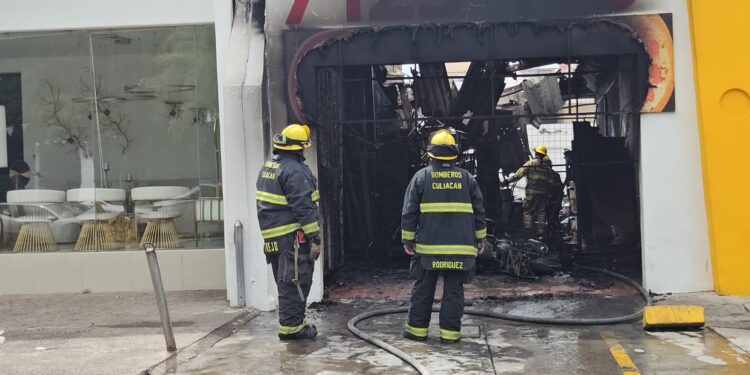 Arde pitzzeria en Las Quintas