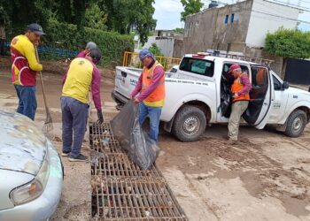 Ayuntamiento realiza labores de limpieza tras lluvias de este martes