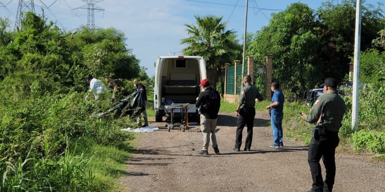 Hallan a un hombre ejecutado frente a un campestre en Navolato