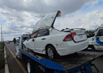 Mujer termina prensada y lesionada al volccar el automóvil que conducía