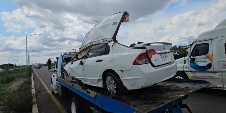 Mujer termina prensada y lesionada al volccar el automóvil que conducía