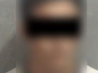 Municipales aseguran a un hombre con orden de aprehensión por robo a comercio cometido con arma