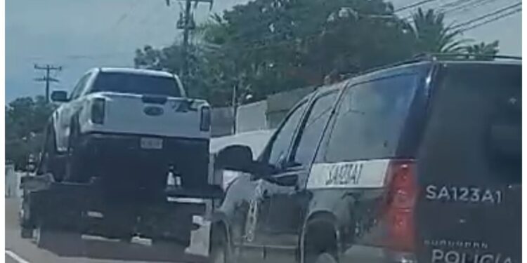 FGE entrega a FGR camioneta Raptor donde fue ultimado Cuén Ojeda