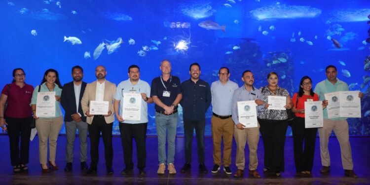 Entrega SECTUR constancias de RNT, Distintivos H y certifica a buzos del Gran Acuario Mazatlán