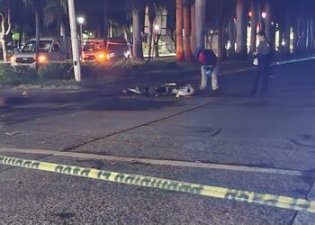 Muere motociclista al chocar contra una camioneta cerca de la Cruz Roja