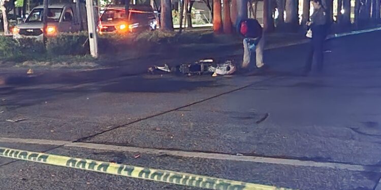 Muere motociclista al chocar contra una camioneta cerca de la Cruz Roja