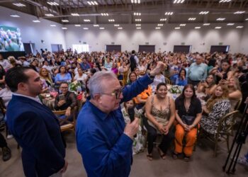 Rocha festeja a los servidores públicos del STASE