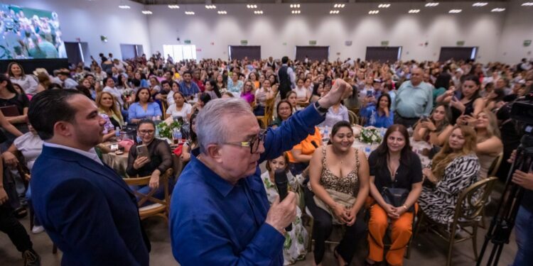 Rocha festeja a los servidores públicos del STASE