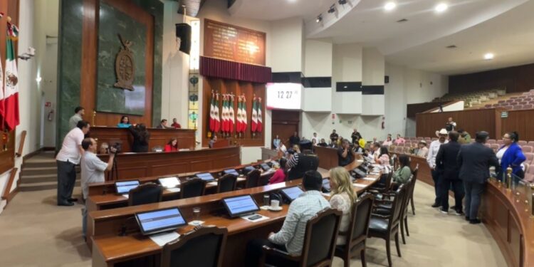 Poder Legislativo aprueba renuncia de Sara Bruna Quiñónez a la FGE