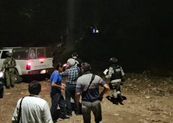 Localizan a dos hombres asesinados y sepultados bajo piedras en un arroyo en Montesierra