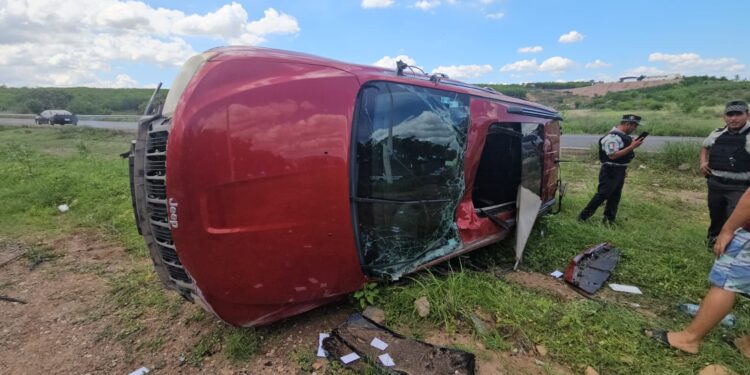 Vuelca camioneta frente a La Primavera dejando lesionado a un hombre y dos mujeres