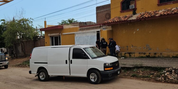 Aseguran camioneta blindada con aditamento para armas antiaéreas en cateos de Los Huizaches