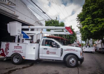 Juan de Dios Gámez entrega grúas para reforzar la atención de reportes de alumbrado público