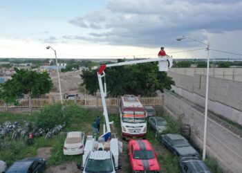 Grúas nuevas del Ayuntamiento mejoran alumbrado público en Culiacán
