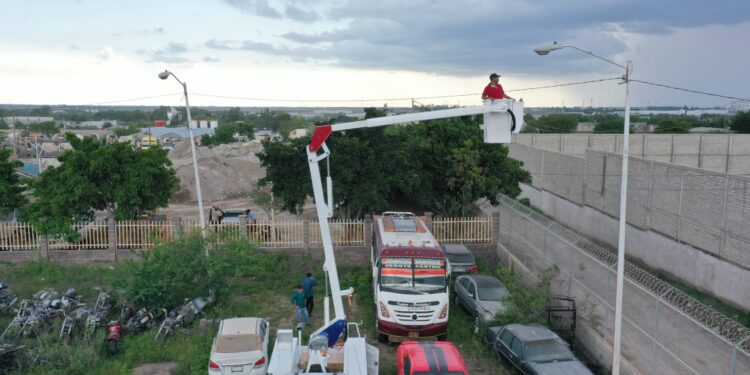 Grúas nuevas del Ayuntamiento mejoran alumbrado público en Culiacán