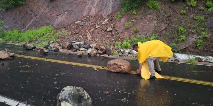 Gobierno del Estado y Ayuntamiento de Badiraguato trabajan juntos tras las afectaciones por intensa lluvia