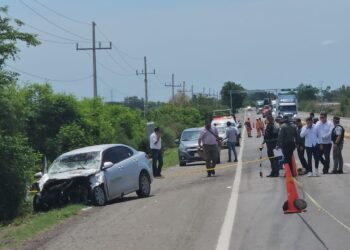 Dos jóvenes chocan contra un tráiler sobre “La Costera”; uno de ellos falleció