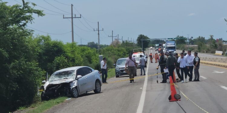 Dos jóvenes chocan contra un tráiler sobre “La Costera”; uno de ellos falleció