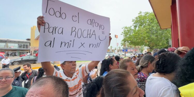 Ciudadanos apoyan al gobernador; “Todo el apoyo para Rocha, al mil x mil”, dicen en pancartas
