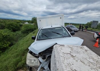 Choca camioneta de cremeria en Costa Rica
