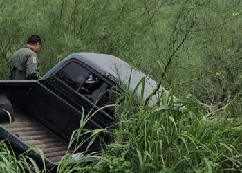 Policías le disparan a tripulantes de una camioneta que no se detuvo al sur de Culiacán 