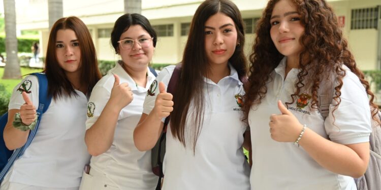 Con el llamado a defender a la UAS y retomar la lucha por la autonomía, más de 170 mil alumnos volvieron a las aulas rosalinas en el inicio del ciclo escolar 2024-2025