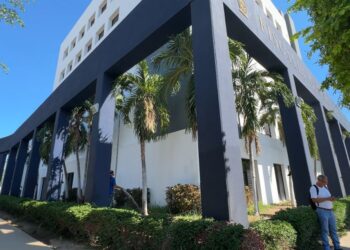 Rocha envía terna de aspirantes a fiscal al Congreso del Estado de Sinaloa