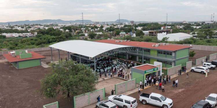 Juan de Dios Gámez se compromete a pavimentar la calle principal de acceso al Cobaes 130 en La Conquista