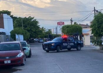 Sujetos armados intimidan a agentes de la PEP, quienes los dejan ir
