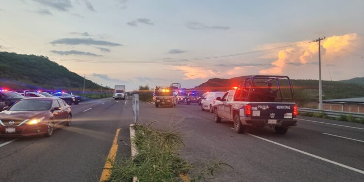 Agentes municipales recuperan en Costa Rica camioneta robada en Culiacán
