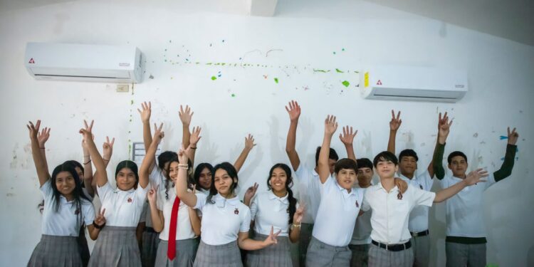 ¡Compromiso cumplido! Juan de Dios Gámez entrega minisplits a escuela de Bachigualatito