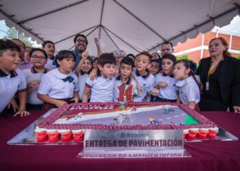 Juan de Dios Gámez entrega dos nuevas calles pavimentadas en la colonia Pemex
