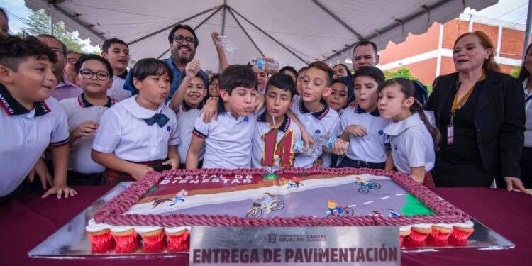 Juan de Dios Gámez entrega dos nuevas calles pavimentadas en la colonia Pemex