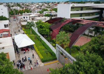 Juan de Dios Gámez entrega la calle pavimentada número 15