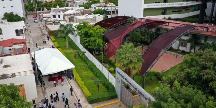 Juan de Dios Gámez entrega la calle pavimentada número 15