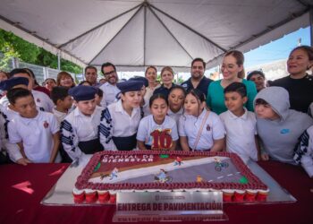 Juan de Dios Gámez entrega calle pavimentada en la colonia Plutarco Elías Calles