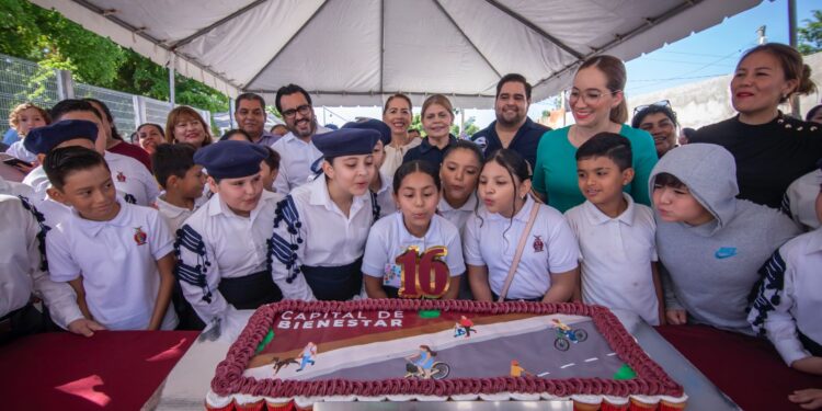 Juan de Dios Gámez entrega calle pavimentada en la colonia Plutarco Elías Calles