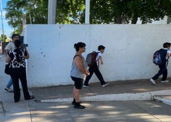Con temor pero confianza en las autoridades, madres de familia envían a sus hijos a las escuelas