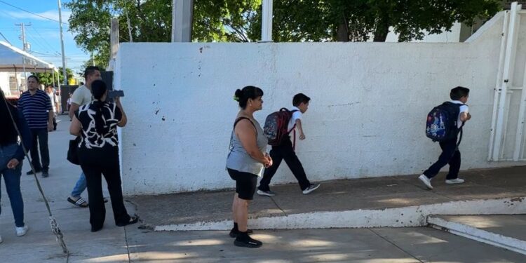 Con temor pero confianza en las autoridades, madres de familia envían a sus hijos a las escuelas