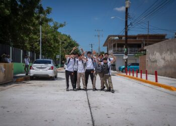 Juan de Dios Gámez entrega dos calles pavimentadas más en la colonia Lázaro Cárdenas