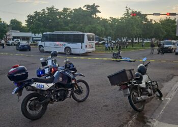 Muere motociclista al chocar contra automóvil y camión urbano