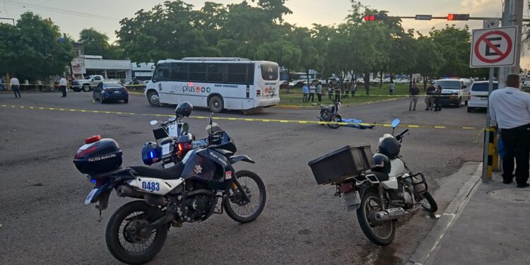 Muere motociclista al chocar contra automóvil y camión urbano