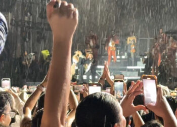 ¡Enamoradísimos! Nodal le planta beso a su esposa Ángela Aguilar en pleno concierto en Mazatlán post luna de miel